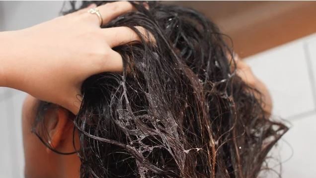 Un'antica cura per i capelli: lo shampoo con l'acqua di ...