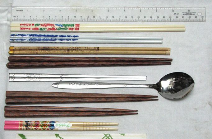 Dall’alto verso il basso: Bacchette taiwanesi in melamina, bacchette cinesi in porcellana, bacchette tibetane in bambù, bacchette vietnamiti in legno di palma, bacchette coreane piane in acciaio inox con cucchiaio abbinato, set di bacchette giapponesi per coppia (due paia), bacchette giapponesi per bambini e bacchette usa e getta giapponesi “waribashi” (incartate) (Wikimedia Commons) 