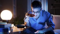 Mangiare di notte aumenta probabilità di diabete e disturbi metabolici