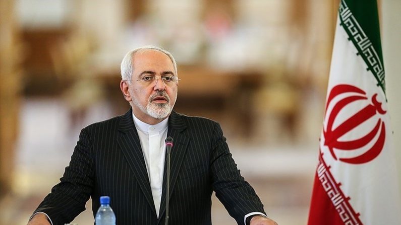Stretta di mano tra Obama e ministro Esteri di Teheran: è scandalo in Iran