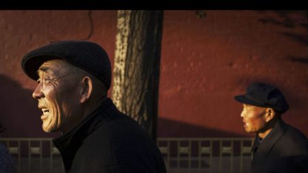 Cina, crescono i pensionati e i rischi dei nuovi fondi di investimento