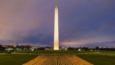 Il monumento di Washington illuminato da migliaia di candele, in memoria delle vittime del regime cinese