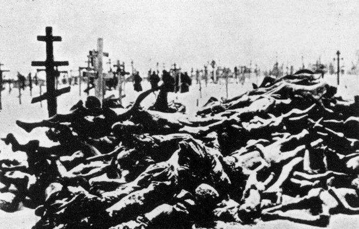 Sembra che quelle nella foto siano alcune delle vittime della carestia russa del 1921. (Pubblico Dominio)