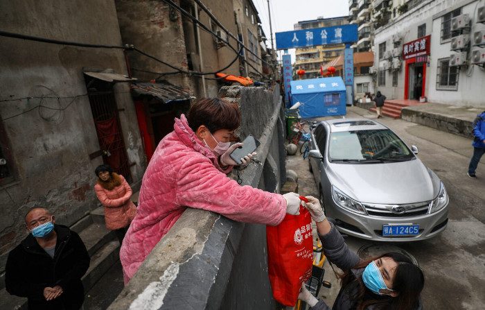 Wuhan, cittadini sigillati dentro casa da 40 giorni patiscono la fame