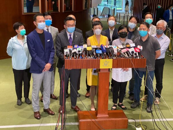  I parlamentari di Hong Kong favorevoli alla democrazia tengono una conferenza stampa a Hong Kong, il 28 maggio 2020. In prima fila, da sinistra verso destra: Dennis Kwok, Alvin Yeung, Tanya Chan, Claudia Mo e Wu Chi-wai. (Xiao Long/The Epoch Times)