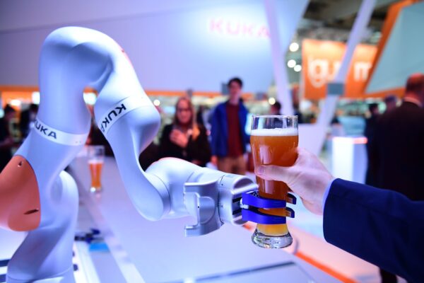 Un robot serve birra allo stand di Kuka alla Fiera di Hannover ad Hannover, nella Germania settentrionale, il 24 aprile 2017