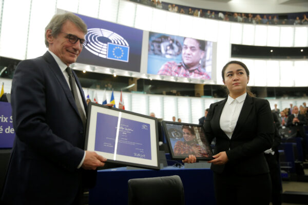 Il presidente del Parlamento europeo David-Maria Sassoli accanto a Jewher Ilham, figlia di Ilham Tohti, economista uiguro e attivista per i diritti umani, che tiene in mano un ritratto di suo padre durante la cerimonia di consegna del Premio Sacharov dell'Ue 2019 presso il Parlamento europeo a Strasburgo, in Francia, il 18 dicembre 2019
