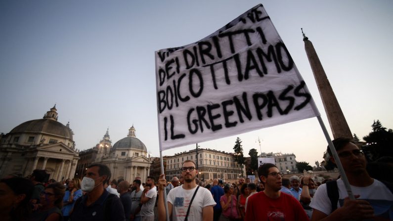 Proteste no Green pass, idranti sulla folla a Roma. Frange estreme attaccano sede Cgil
