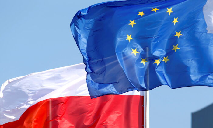 Le bandiere dell'Unione europea e della Polonia sventolano a Mazeikiai, in Lituania, il 5 aprile 2019. (Ints Kalnins/Reuters)