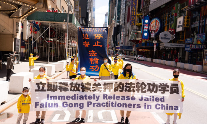 Gestapo cinese impone un lavaggio del cervello di 1 mese ai praticanti del Falun Gong