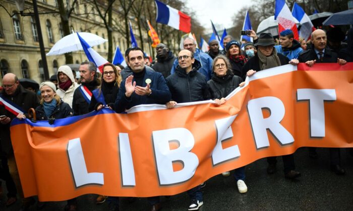 Francia, proteste contro il nuovo pass vaccinale: 100 mila in piazza