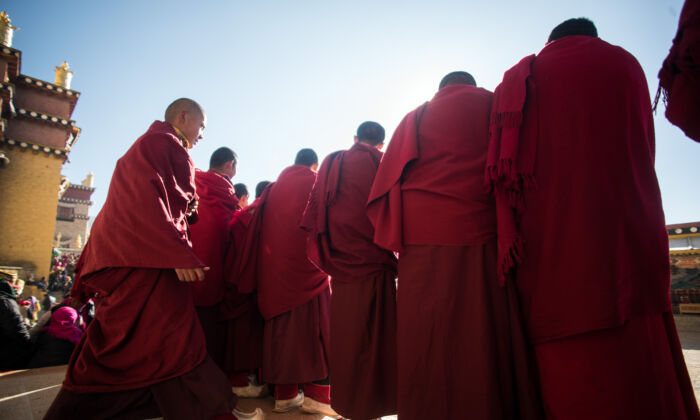 Il regime cinese costringe i tibetani ad assistere alla demolizione di una statua di Budda