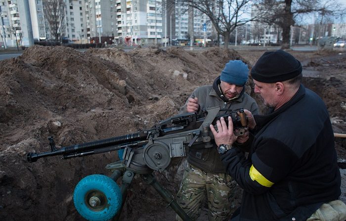 Putin chiede ai militari ucraini di tradire Zelensky. Kiev resiste