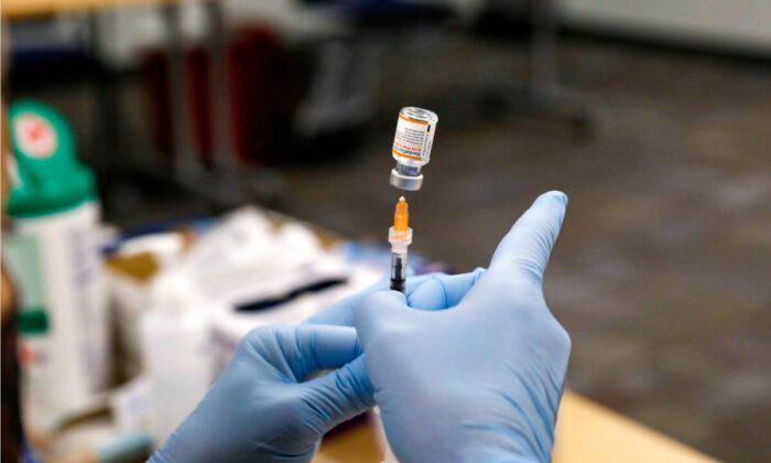 Studio: Il vaccino di Pfizer entra nelle cellule del fegato e viene convertito in Dna