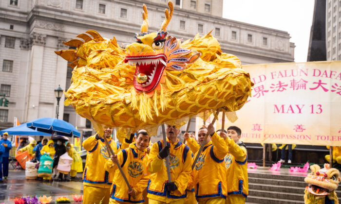 Centinaia di newyorkesi sfidano la pioggia per la Giornata Mondiale della Falun Dafa