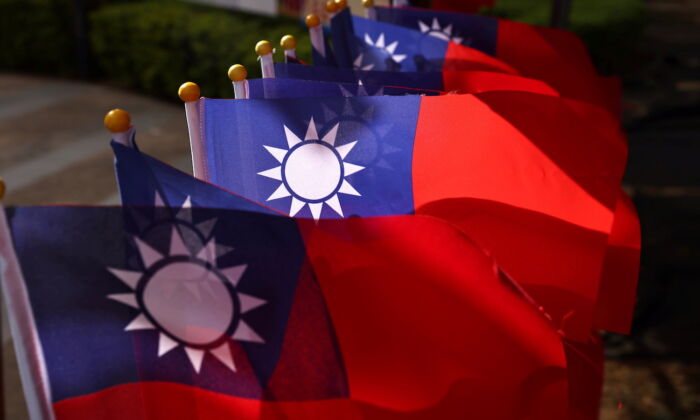 Bandiere di Taiwan in una piazza prima della celebrazione della Giornata nazionale a Taoyuan, Taiwan, l'8 ottobre 2021. (Ann Wang/Reuters)