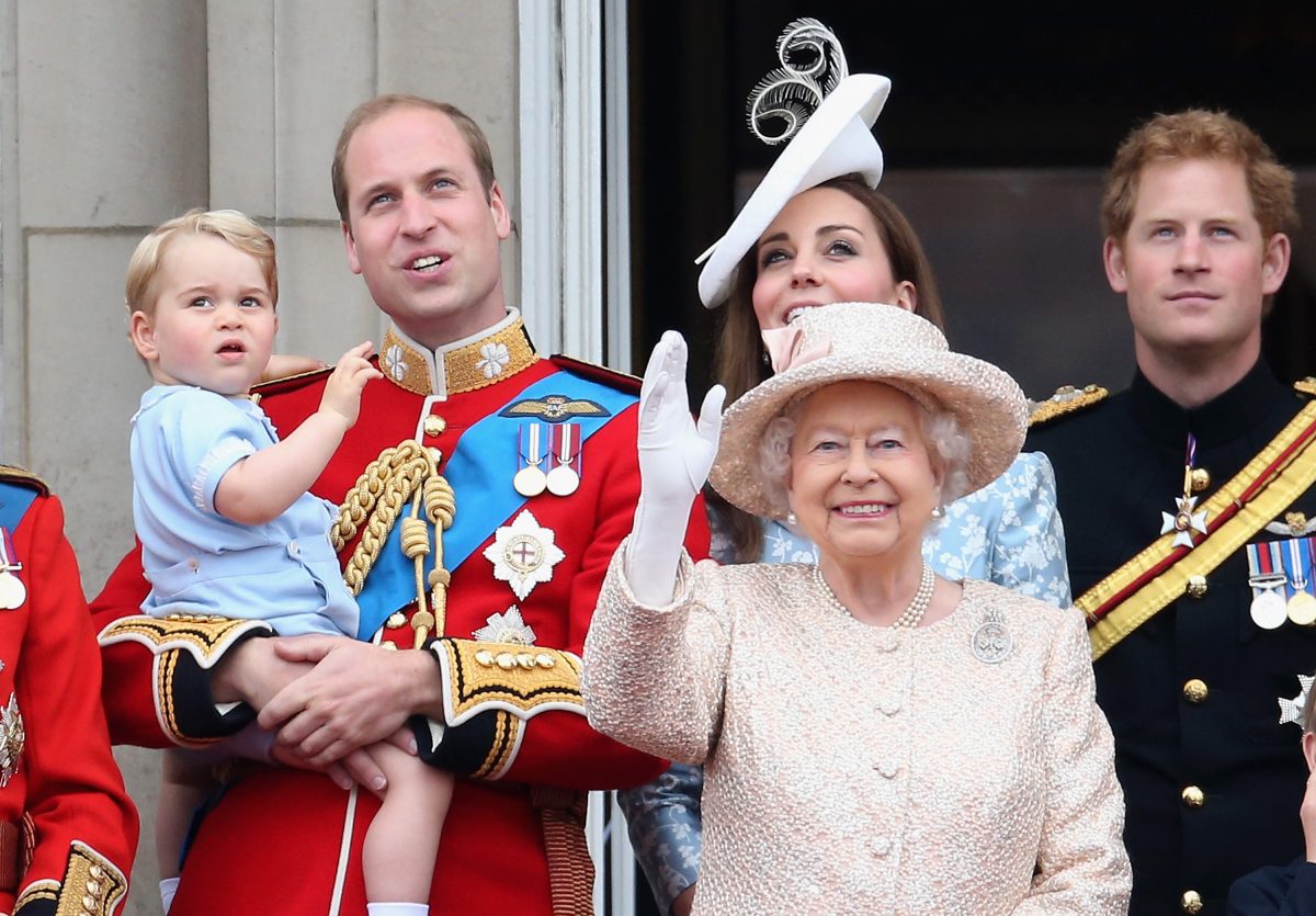 La regina Elisabetta II con la famiglia
