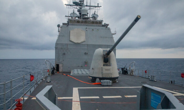 L'incrociatore missilistico guidato di classe Ticonderoga Uss Antietam (Cg 54) dispiegato nell'area operativa della 7a flotta degli Stati Uniti, conduce operazioni in corso nello Stretto di Taiwan il 28 agosto 2022. (Us Navy/Dispensa via Reuters)