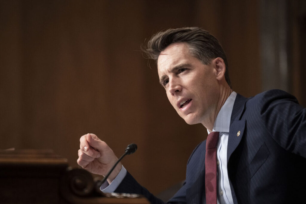 WASHINGTON, DC - 3 AGOSTO: Il senatore Josh Hawley (R-Mo.) interviene durante una Sottocommissione del Senato sulla Sicurezza Nazionale sulle Minacce Emergenti e la Supervisione delle Spese, a Capitol Hill, il 3 agosto 2022, a Washington, DC. Più tardi, lo stesso giorno, il Senato degli Stati Uniti terrà una serie di voti in Finlandia e Svezia, unendosi alla NATO. (Foto di Drew Angerer/Getty Images)