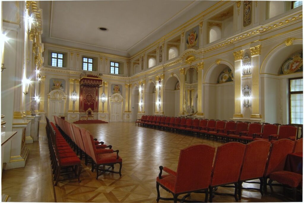 Il Consiglio Stabile della Polonia un tempo si riuniva nella Camera del Senato, progettata nello stile classico del re Stanislao, con il suo bianco elegante e decorazioni in oro e pavimento in parquet. Nel 1791 è stata emanata La Costituzione del 3 maggio nella Camera del Senato - la prima costituzione in Europa e la seconda nel mondo. (A. Ring/castello reale di Varsavia)