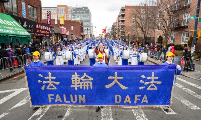 Praticanti del Falun Gong lanciano un messaggio alla parata di New York