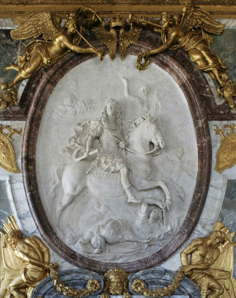 Scultura del Re Sole, Luigi XIV, nella ‘Stanza della Guerra’ (Salon de la Guerre) del Palazzo di Versailles, Parigi. (Coyau/CC BY-SA 3.0)