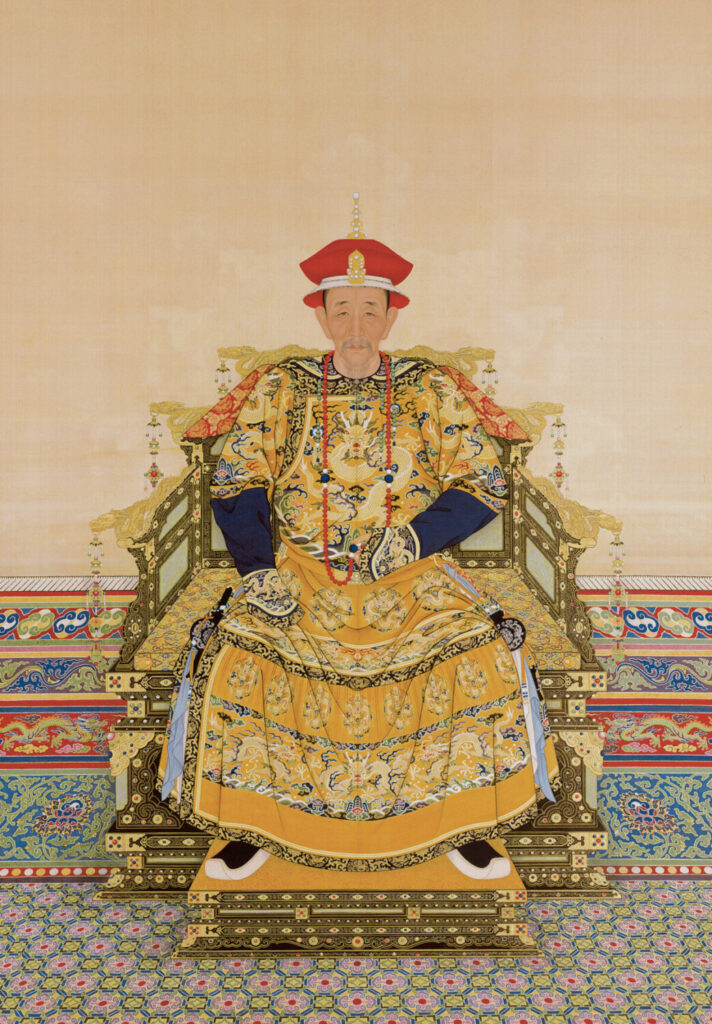 L’imperatore Kangxi in abito da corte, da un pittore di corte anonimo della dinastia Qing. The Palace Museum, Pechino. (Dominio pubblico)