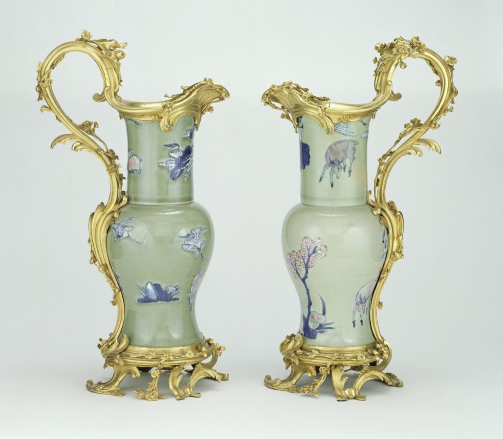 Una coppia di brocche, di porcellana cinese (ceramica creata nel 1662–1722), dall’era di Kangxi, con decorazioni francesi di bronzo dorato (montature realizzate nel 1745–49). J. Paul Getty Museum. (Dominio pubblico)