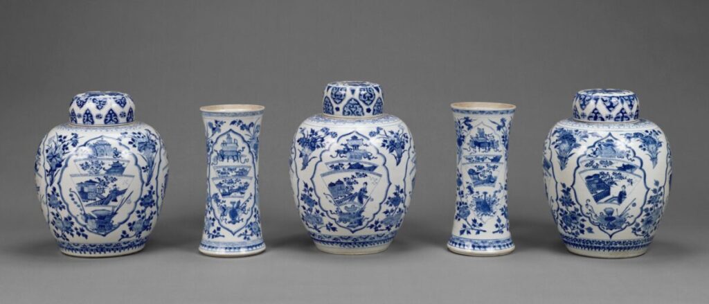 Vasi con coperchio, da un gruppo di cinque, 1662–1722, cinesi (regno di Kangxi), porcellana dura con decorazioni blu sottosmalto. The J. Paul Getty Museum. (Dominio pubblico)