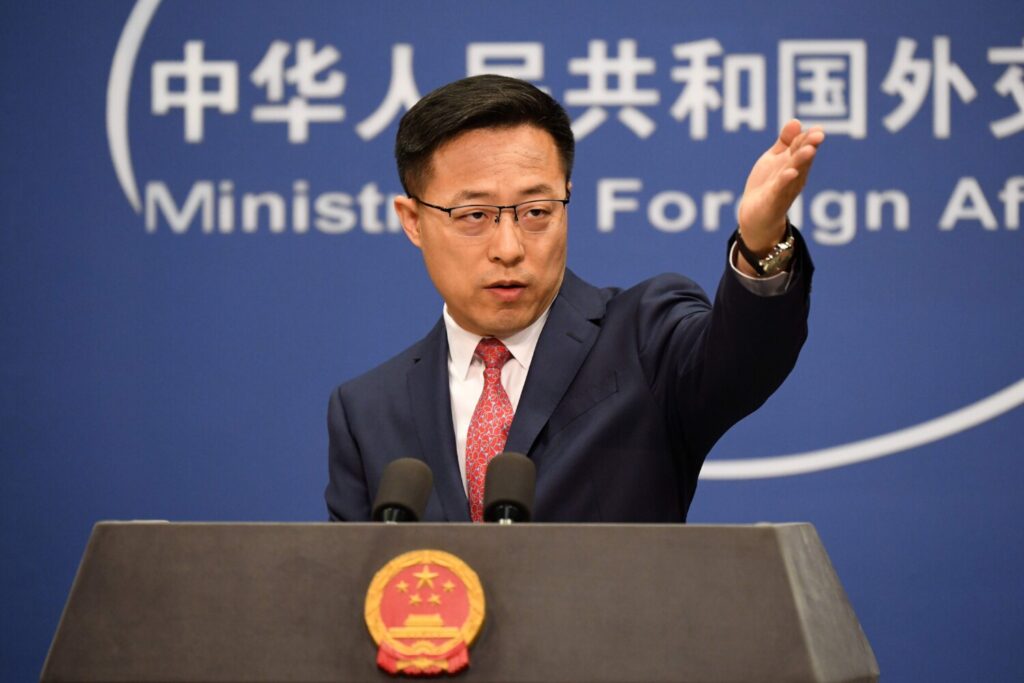 Portavoce del Ministro degli Affari Esteri Zhao Lijian prende una domanda all’incontro stampa quotidiano a Pechino, 8 aprile 2020. (AFP via Getty Images)