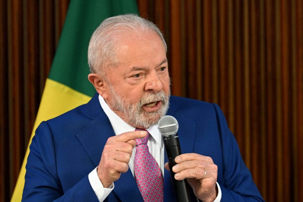 Il presidente del Brasile, Luiz Inacio Lula da Silva, parla durante la prima riunione di consiglio del suo governo al Planalto Palace in Brasilia, 6 gennaio 2023. (Evaristo Sa/Afp via Getty Images)