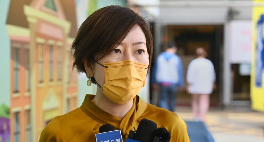 Sarah Liang, giornalista per l’edizione di Hong Kong di Epoch Times, parla al media locale fuori l’ospedale Queen Elizabeth a Hong Kong, 11 maggio 2021. (Song Pi-lung/The Epoch Times)