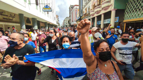 Le persone prendono parte in una dimostrazione contro il governo del presidente cubano Miguel Diaz-Canel, Havana, 11 luglio 2021. (Yamil Lage/AFP via Getty Images)