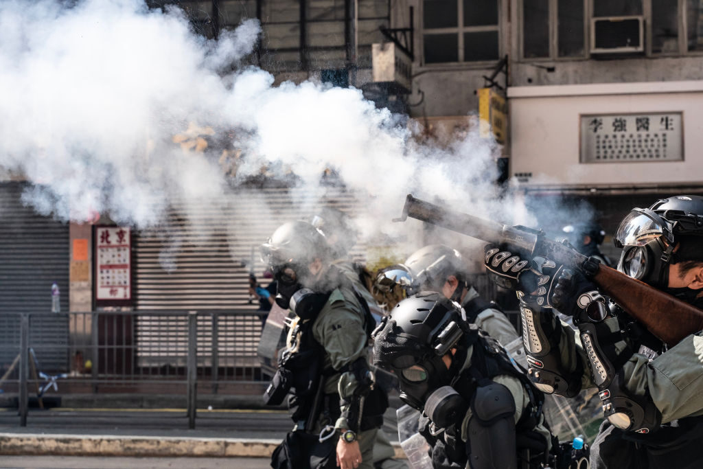 Polizia antisommossa attacca avanzando mentre spara gas lacrimogeni su una strada per disperdere i dimostranti a Hong Kong, 11 novembre 2019. (Anthony Kwan/Getty Images)