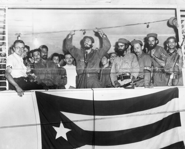 Fidel Castro si rivolge al popolo di Cuba sul trionfo della rivoluzione cubana, 4 gennaio 1959. (Hulton Archive/Getty Images)