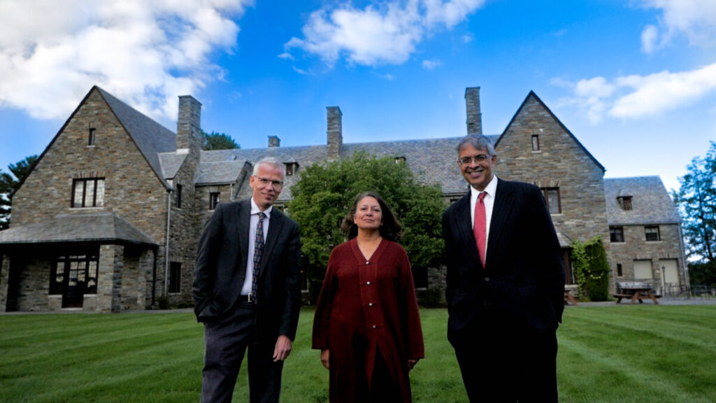 Da sinistra, Martin Kulldorff, professore di medicina presso la Harvard Medical School, Sunetra Gupta, professoressa di epidemiologia teoretica presso la University of Oxford e Jay Bhattacharya, professore di medicina presso la Stanford University, presso la American Institute for Economic Research nel Massachusetts il 3 ottobre 2020. (Gentile concessione del The American Institute for Economic Research)