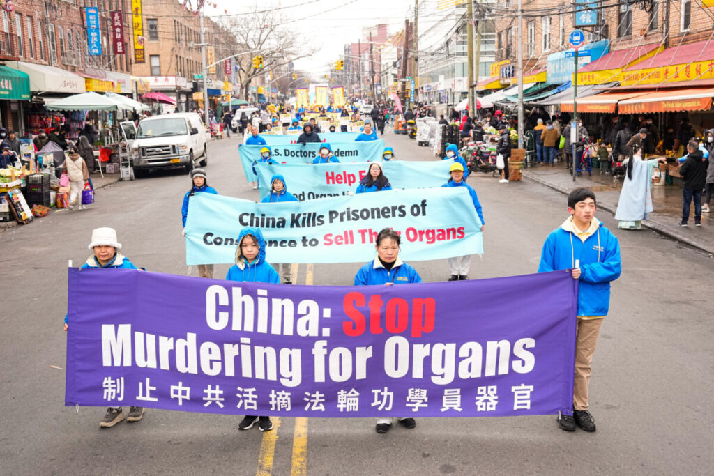 I praticanti del Falun Gong marciano in una parata a Brooklyn, New York, mettendo in risalto la persecuzione da parte del regime cinese della loro fede, 26 febbraio 2023. (Larry Dye/The Epoch Times)