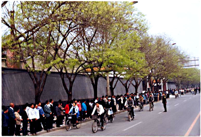 I praticanti del Falun Gong si sono riuniti intorno a Zhongnanhai per chiedere silenziosamente e pacificamente un trattamento equo il 25 aprile 1999. (Foto per gentile concessione di Clearwisdom.net)