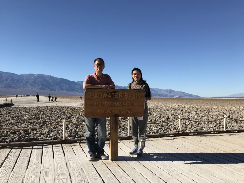 Zhou Deyong e sua moglie, You Ling, nel Parco nazionale della Death Valley in California nel gennaio 2021. (Per gentile concessione di Zhou You)