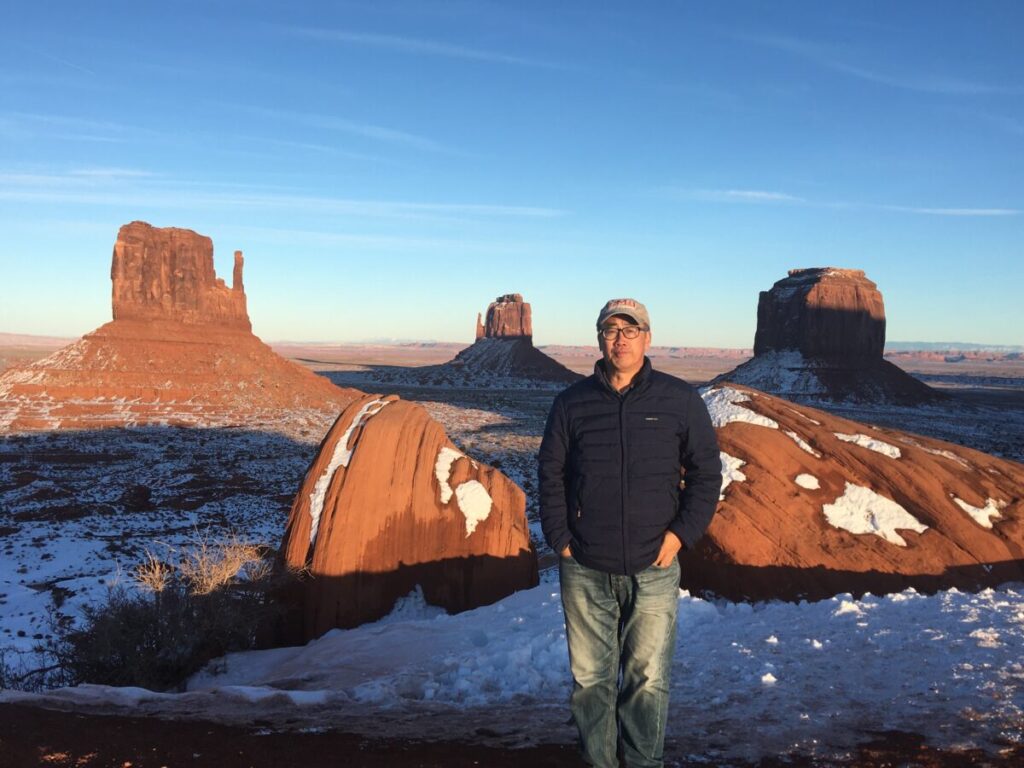 Zhou Deyong nella Monument Valley nella contea di Navajo, Ariz, nel gennaio 2020. (Per gentile concessione di Zhou You)