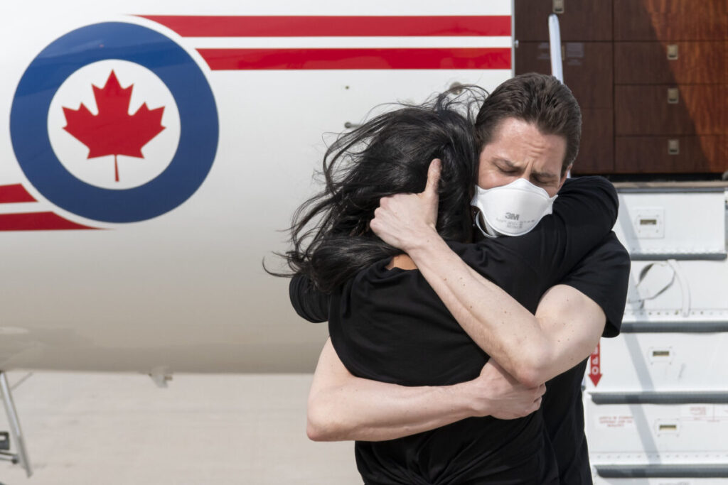 L'ex diplomatico Michael Kovrig abbraccia la moglie Vina Nadjibulla al suo arrivo all'aeroporto internazionale di Toronto Pearson il 25 settembre 2021. (DND-MDN Canada/Cpl. Justin Dreimanis)