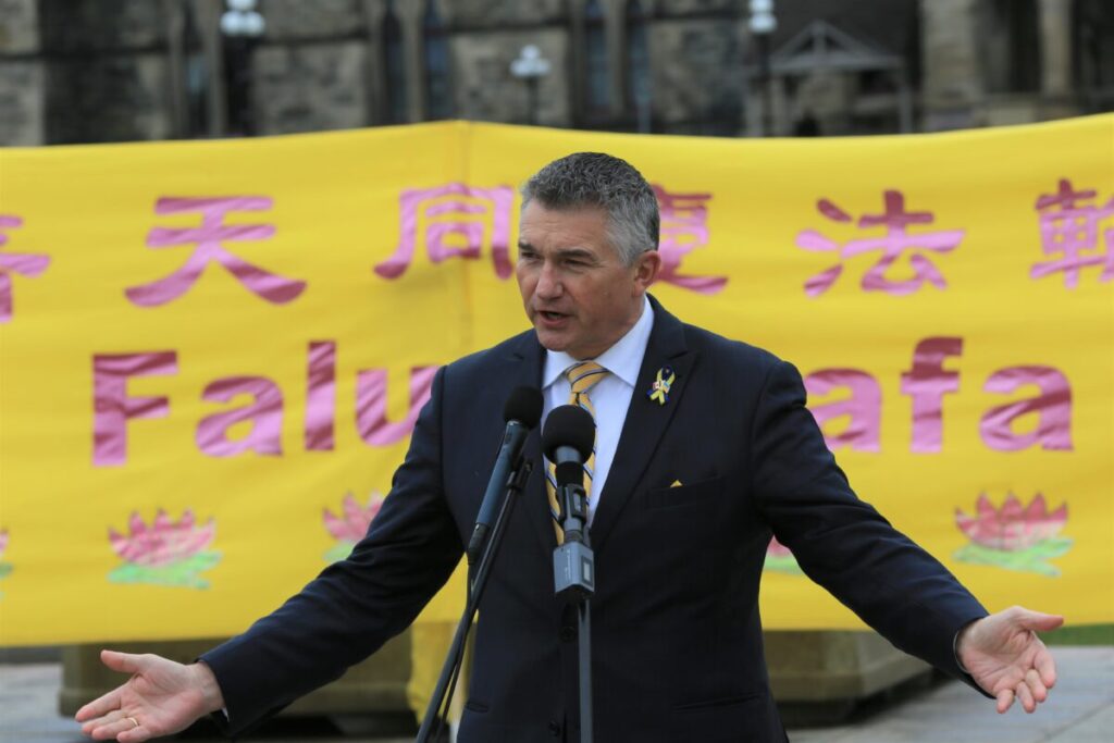 Il deputato conservatore James Bezan interviene a una manifestazione per celebrare la Giornata Mondiale della Falun Dafa sulla Parliament Hill di Ottawa il 3 maggio 2023. (Jonathan Ren/The Epoch Times)