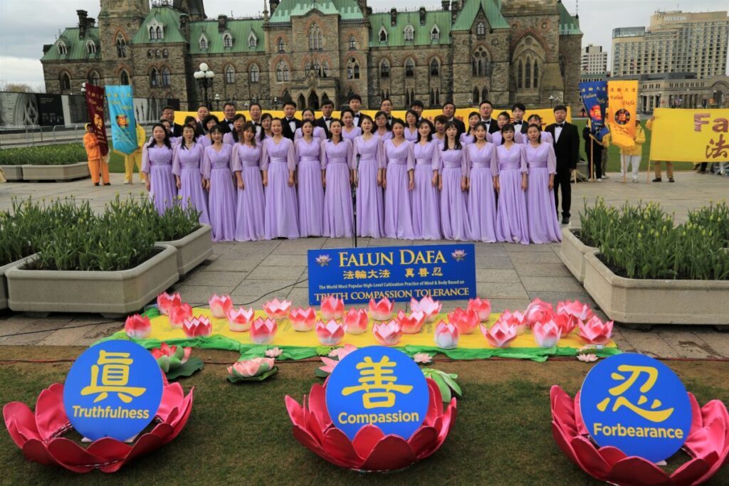 I praticanti della Falun Dafa presentano una canzone durante un evento che celebra la Giornata Mondiale della Falun Dafa presso il Parlamento a Ottawa, il 3 maggio 2023. (Jonathan Ren/The Epoch Times)