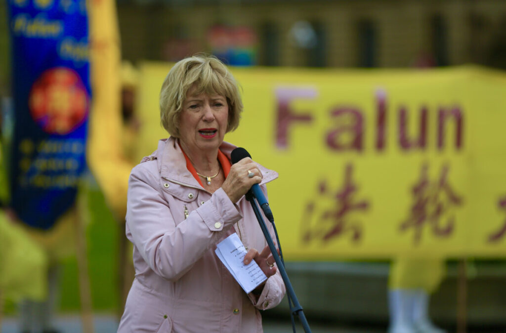 La deputata liberale Judy Sgro interviene a una manifestazione per celebrare la Giornata Mondiale della Falun Dafa presso il Campidoglio di Ottawa il 3 maggio 2023. (Jonathan Ren/The Epoch Times)