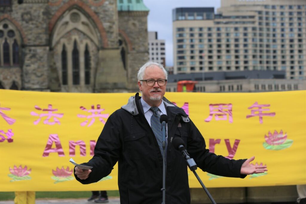 Il deputato conservatore Colin Carrie interviene a un evento per celebrare la Giornata Mondiale della Falun Dafa al Campidoglio di Ottawa, il 3 maggio 2023. (Jonathan Ren/The Epoch Times)