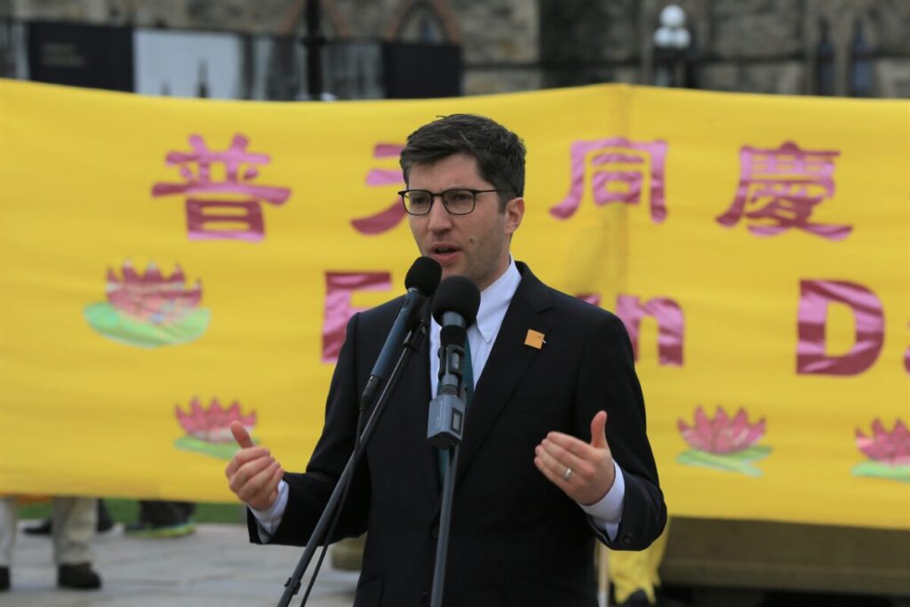 Il deputato conservatore Garnett Genuis partecipa a una manifestazione per celebrare la Giornata Mondiale della Falun Dafa presso il Parlamento di Ottawa il 3 maggio 2023. (Jonathan Ren/The Epoch Times)