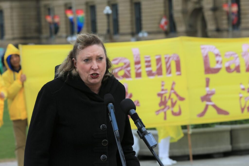 La parlamentare conservatrice Marilyn Gladu è intervenuta a una manifestazione per celebrare la Giornata Mondiale della Falun Dafa al Parlamento di Ottawa il 3 maggio 2023. (Jonathan Ren/The Epoch Times)