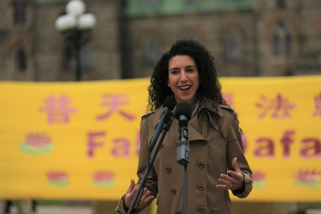 La deputata liberale Rachel Bendayan discute durante una manifestazione per celebrare la Giornata Mondiale della Falun Dafa presso il Parlamento di Ottawa, il 3 maggio 2023. (Jonathan Ren/The Epoch Times)