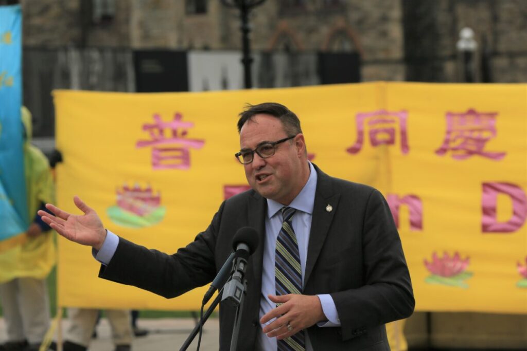 Il deputato conservatore Dan Muys discute durante l'incontro per celebrare la Giornata Mondiale della Falun Dafa tenutosi presso il Parlamento a Ottawa il 3 maggio 2023. (Jonathan Ren/The Epoch Times)