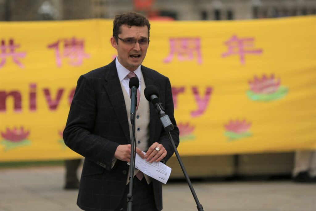 Il deputato conservatore Tom Kmiec interviene in occasione dell'incontro per celebrare la Giornata Mondiale della Falun Dafa presso il Parlamento a Ottawa, il 3 maggio 2023. (Jonathan Ren/The Epoch Times)
